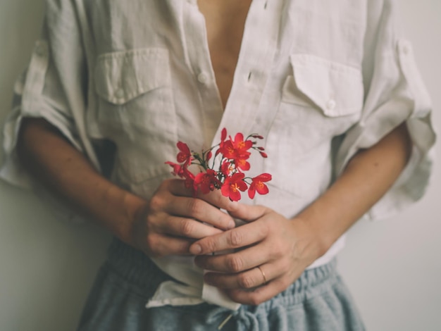 写真 花束を握っている女性の中央部分