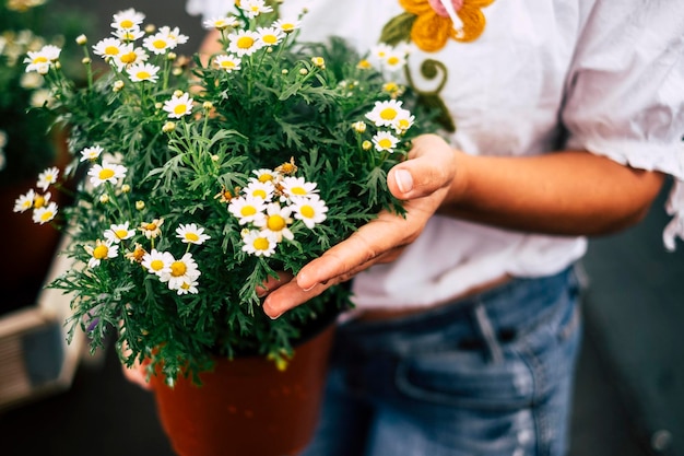 写真 花瓶を握っている女性の中央部分