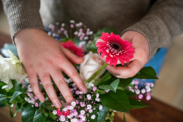 写真 花を握っている女性の中間部分