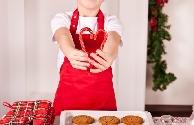 写真 テーブルの上に食べ物を持った女性の中央部分