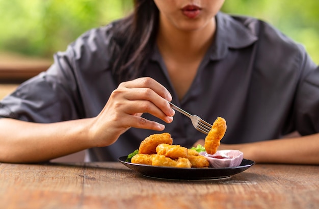 写真 テーブルの上に食べ物を持った女性の中央部分