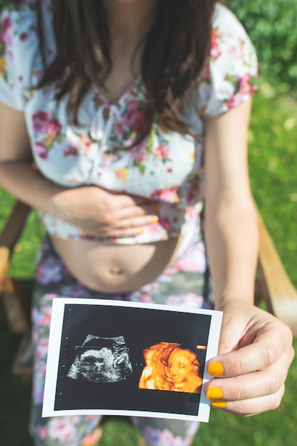 写真 テーブルの上に食べ物を持った女性の中央部分