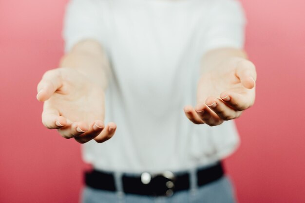 写真 手をつないでいる女性の真ん中