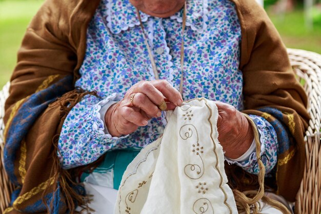 Фото Средняя часть женщины, держащейся за руки