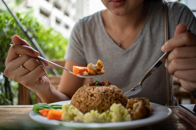 写真 皿にアイスクリームを握っている女性の真ん中