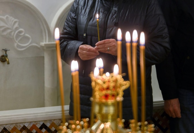 Фото Средняя часть женщины с зажженными свечами