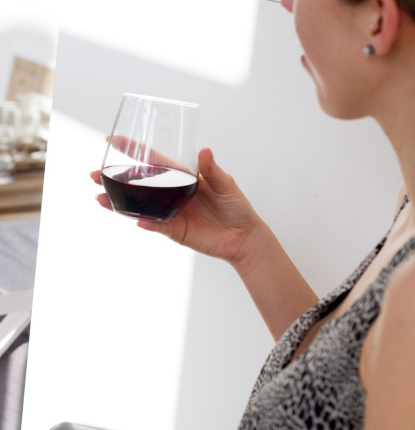 Фото Средний раздел женщины с красным вином дома