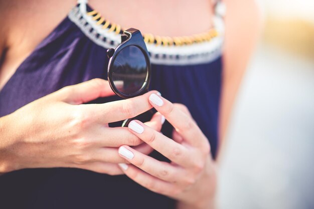 写真 太陽眼鏡をかぶった女性の真ん中