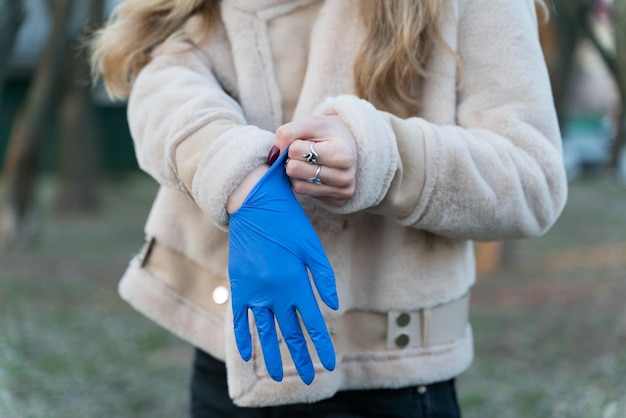 写真 傘を握っている女性の中央部分