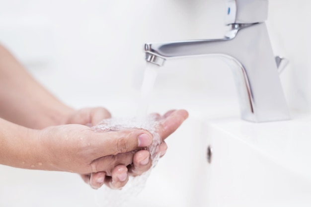 写真 自宅のトイレの女性のミッドセクション