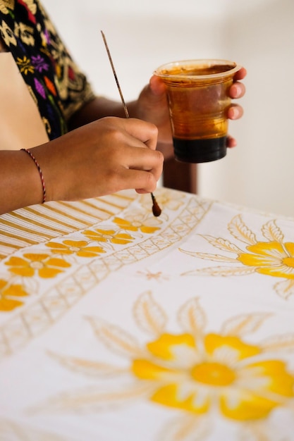 Фото Секция женщины, изготавливающей батик в мастерской