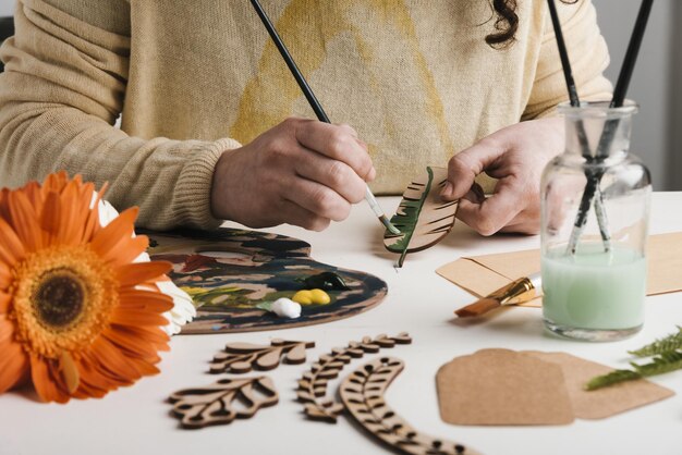 写真 テーブルの上の女性の絵画の中央部分