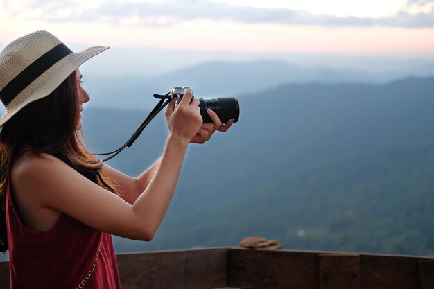 写真 空に向かって写真を撮っている女性のミッドセクション