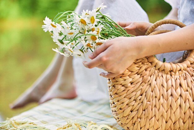 写真 花を摘む女性の真ん中