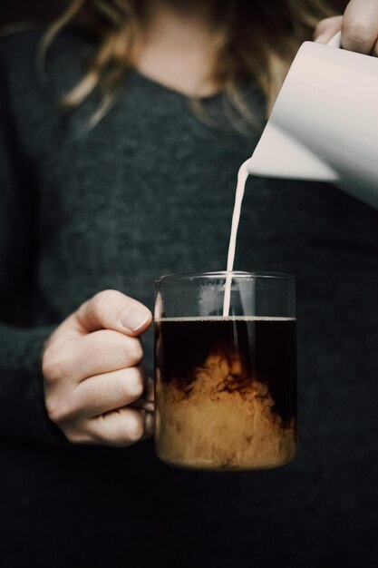 사진 커피 에 우유 를 부는 여자 의 중간 부분