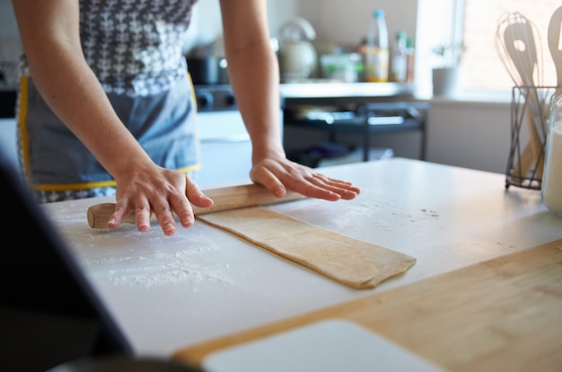 写真 家で食べ物を調理している女性のミッドセクション