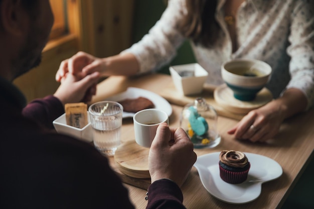 写真 テーブルで食べ物を準備している女性の中央部分