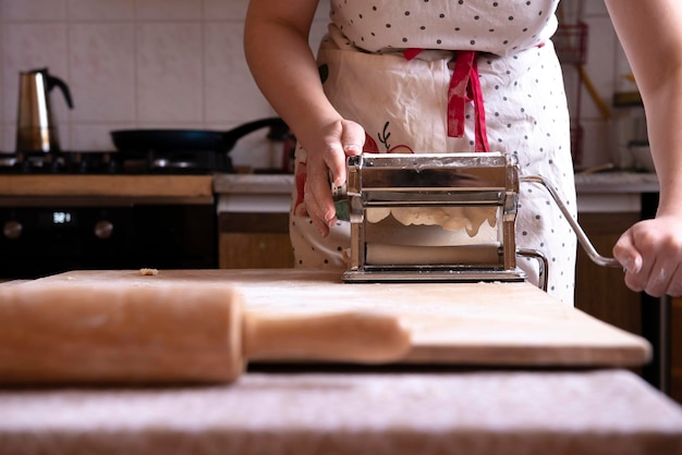 写真 テーブルの上で食べ物を準備している女性のミッドセクション