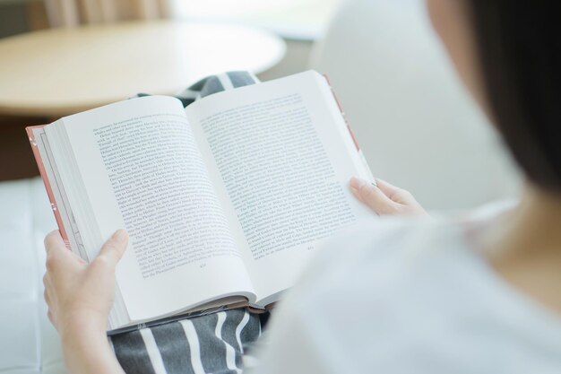 写真 女性が本を読んでいる中間部分