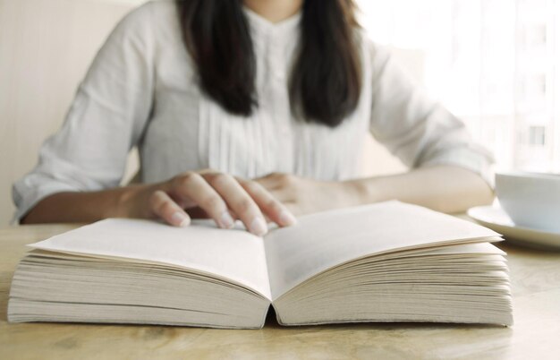 写真 女性が本を読んでいる中間部分