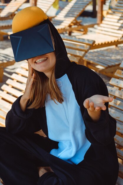 写真 ベンチに座っている女性の真ん中