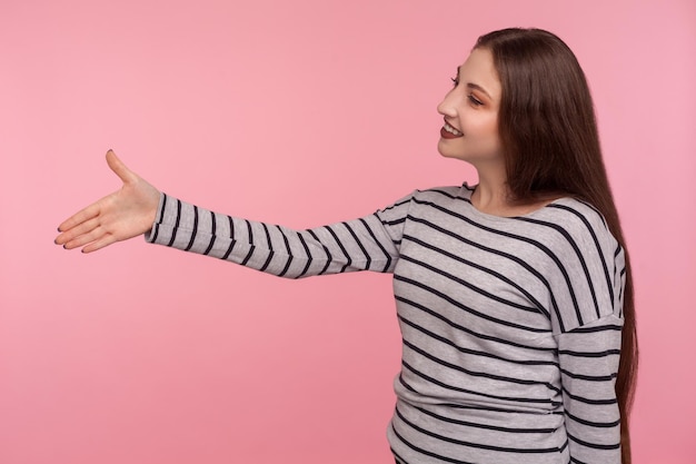 写真 ピンクの背景に立っている女性の真ん中