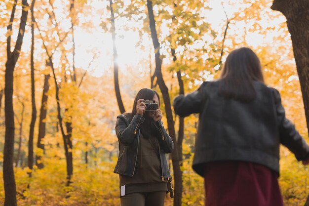 사진 가을 에 나무 에 맞대고 서 있는 여자 의 중간 부분