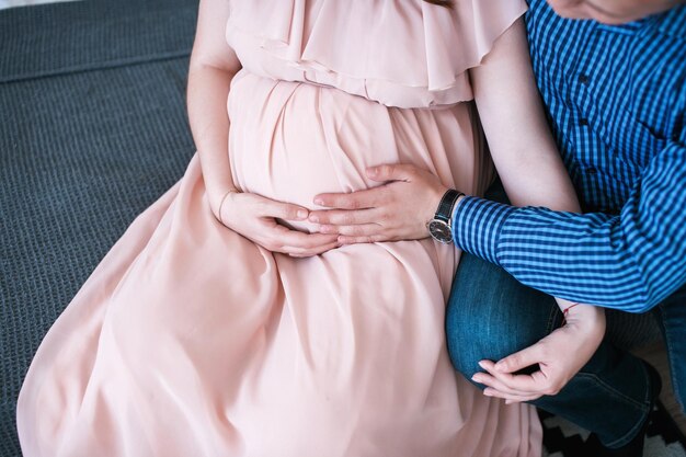 写真 ジュートの上に立っている女性の中間部分