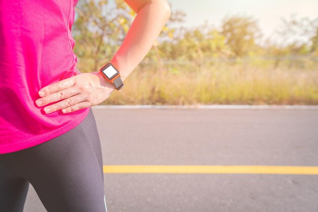 写真 道路の上に立っている女性のミッドセクション