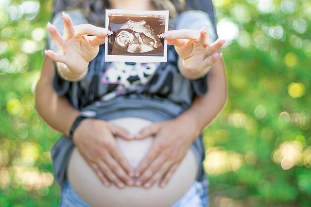 Фото Секция женщины, использующей мобильный телефон