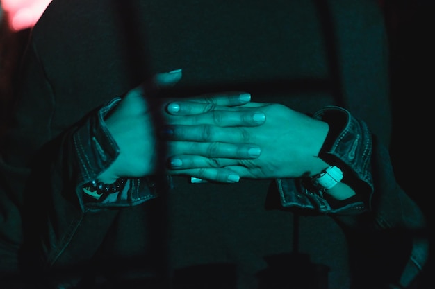 사진 밤 에 손 을 서로 고 있는 여자 의 중간 부분
