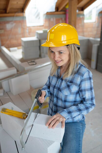 写真 建設現場で働く女性の中央部分