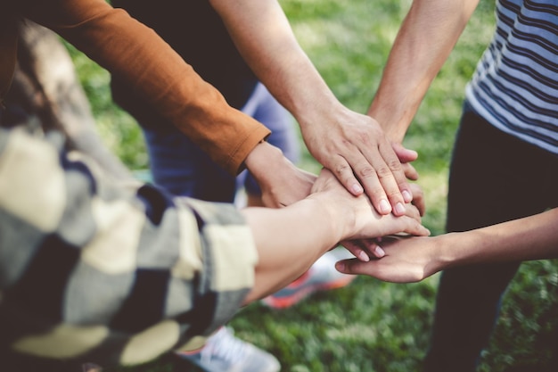 Photo midsection of people holding hands