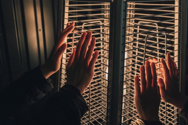 Foto sezione centrale di persone che tengono la finestra