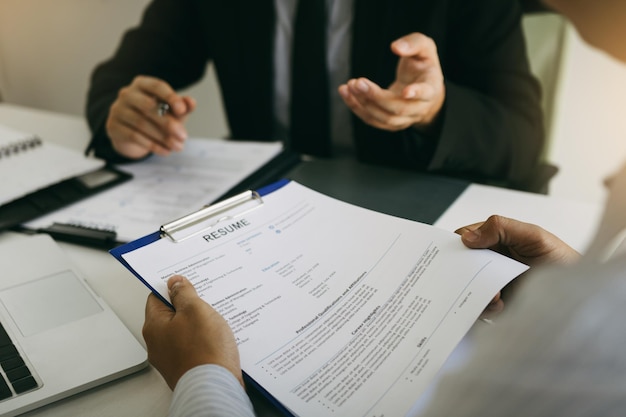 Средняя часть людей на собеседовании на работу