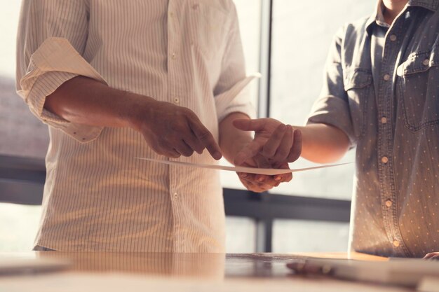 Photo midsection of people working in kitchen