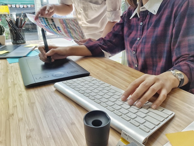 Foto sezione media delle persone che lavorano in ufficio