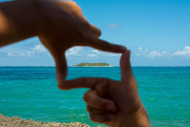 Foto sezione centrale della mano di una persona sulla riva del mare