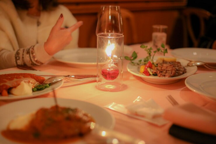 Photo レストランで食べ物を食べている人の真ん中