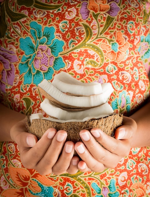 Photo midsection of person holding cake