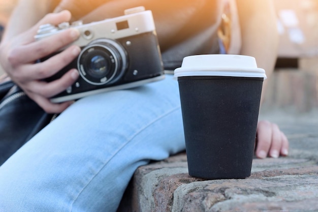 Foto sezione centrale di una persona che tiene in mano una tazza di caffè