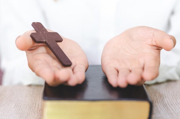 Foto sezione centrale di una persona che tiene la croce in chiesa