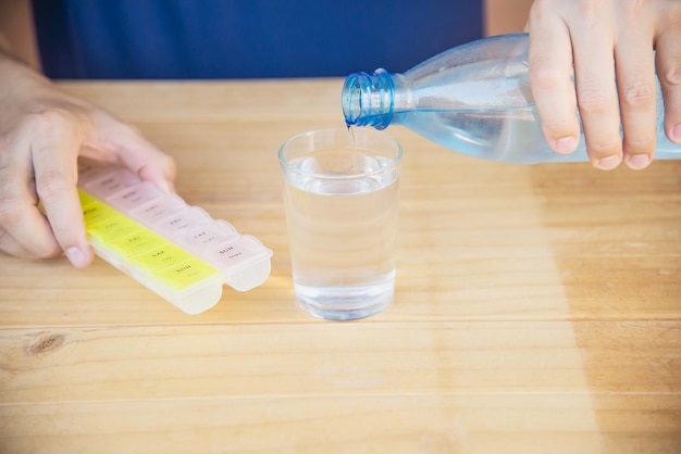 テーブルの上で飲み物を握っている人の中間部分