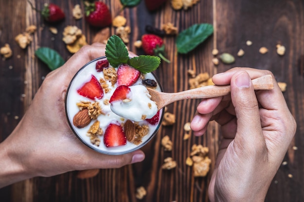 Foto sezione centrale di una persona che tiene la frutta sul tavolo