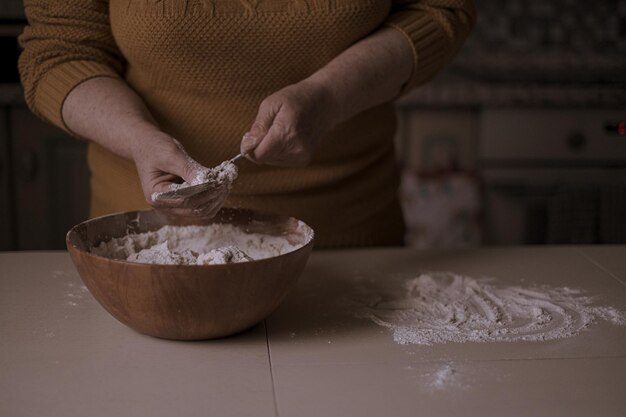 Photo midsection of person holding ice cream in bowl on table