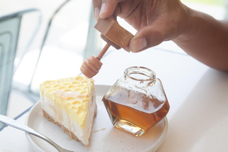 Photo midsection of person holding ice cream on table