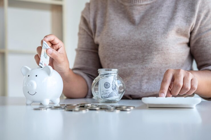 Photo midsection of person holding ice cream with glasses on table