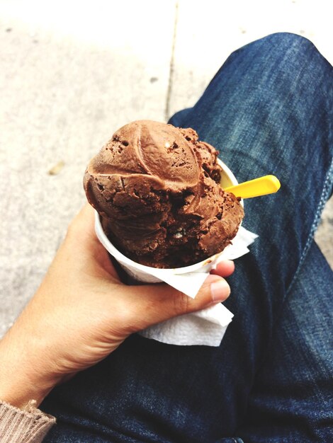 Foto sezione centrale di una persona che tiene il gelato