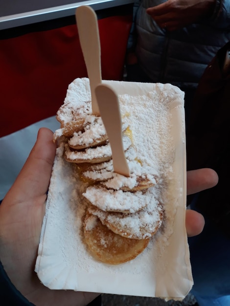 Foto sezione centrale di una persona che tiene il gelato