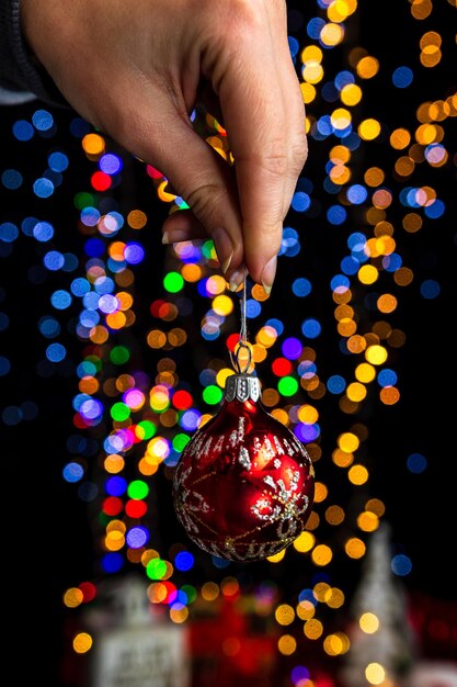 Foto sezione centrale di una persona che tiene illuminate le luci di natale